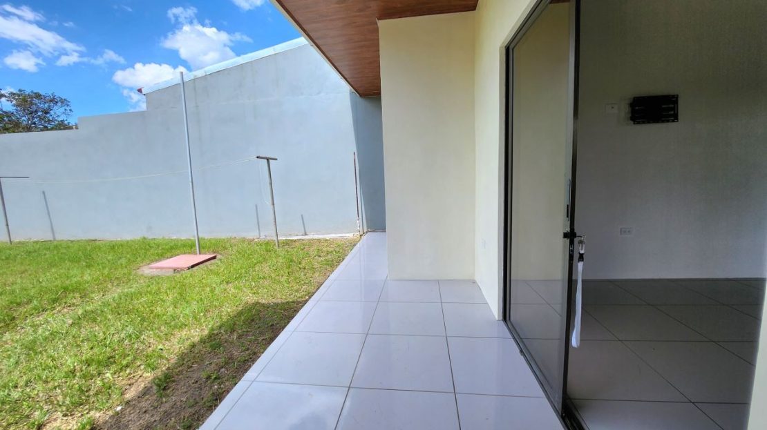 Peaceful 2-Bedroom Home with Spacious Backyard just minutes from Atenas & Grecia