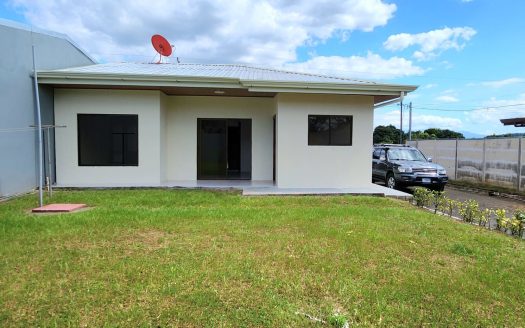 Peaceful 2-Bedroom Home with Spacious Backyard just minutes from Atenas & Grecia