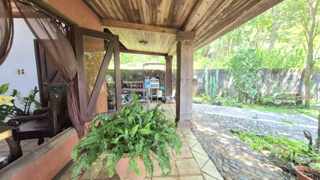 Just 5 minutes from downtown Atenas- hardwood and concrete Home