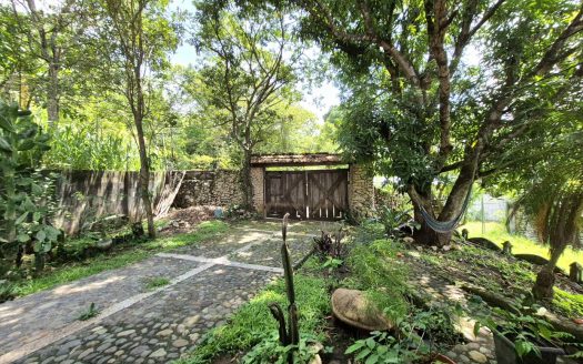 Just 5 minutes from downtown Atenas- hardwood and concrete Home