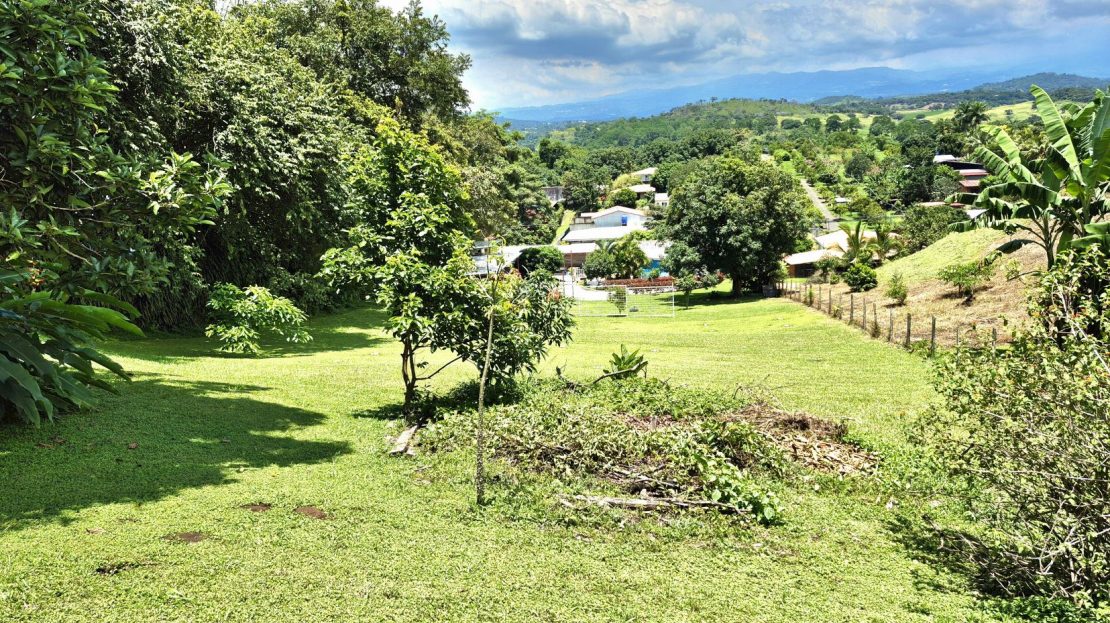 935 m² Buildable Land with Mountain Views