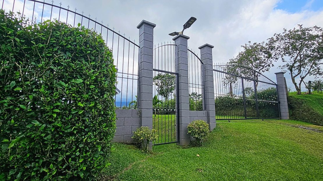 Spacious 5-Acre Country Estate Property for Sale in Venecia