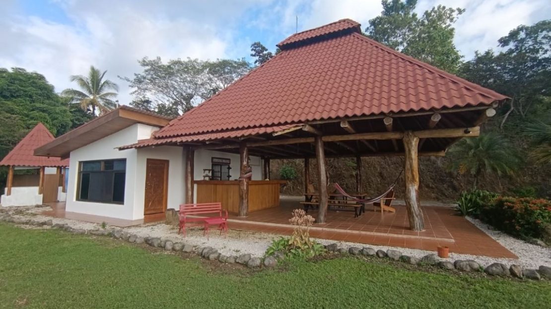 Gardens & Stunning Pacific Views