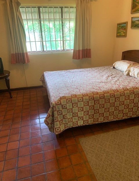 Great countryside villa with added build room!