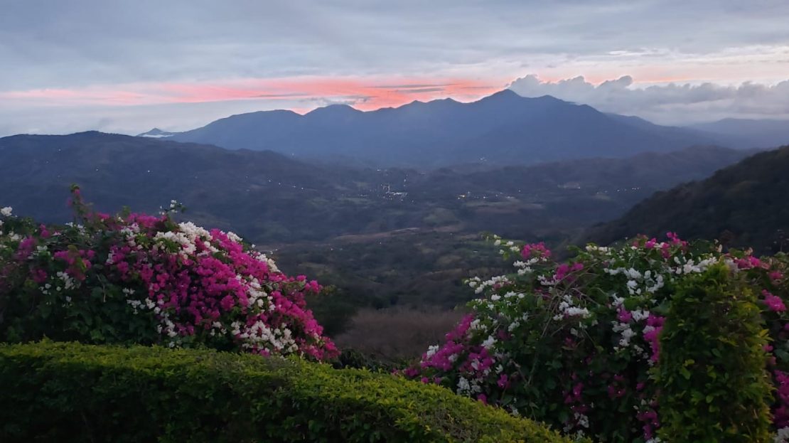 Large airbnb home with big views of the Pacific in Atenas