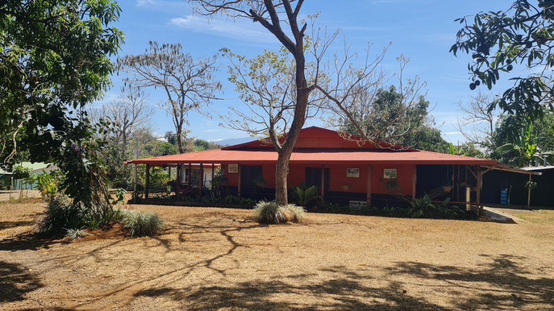 Lot with home near Atenas Centro