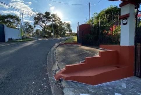 Cozy home 5 minutes from Atenas Center with nice yard