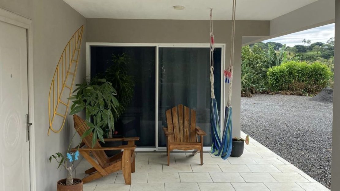 2 bedrooms home with independent entrances with nice modern finishes throughout