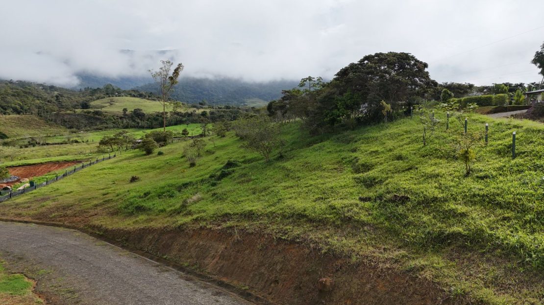 BEAUTIFUL LOT FOR SALE IN THE HEART OF RISE COSTA RICA (1.42 acres)