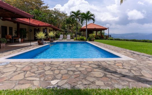 Beautiful home and guest home in mint condition in Vista Atenas