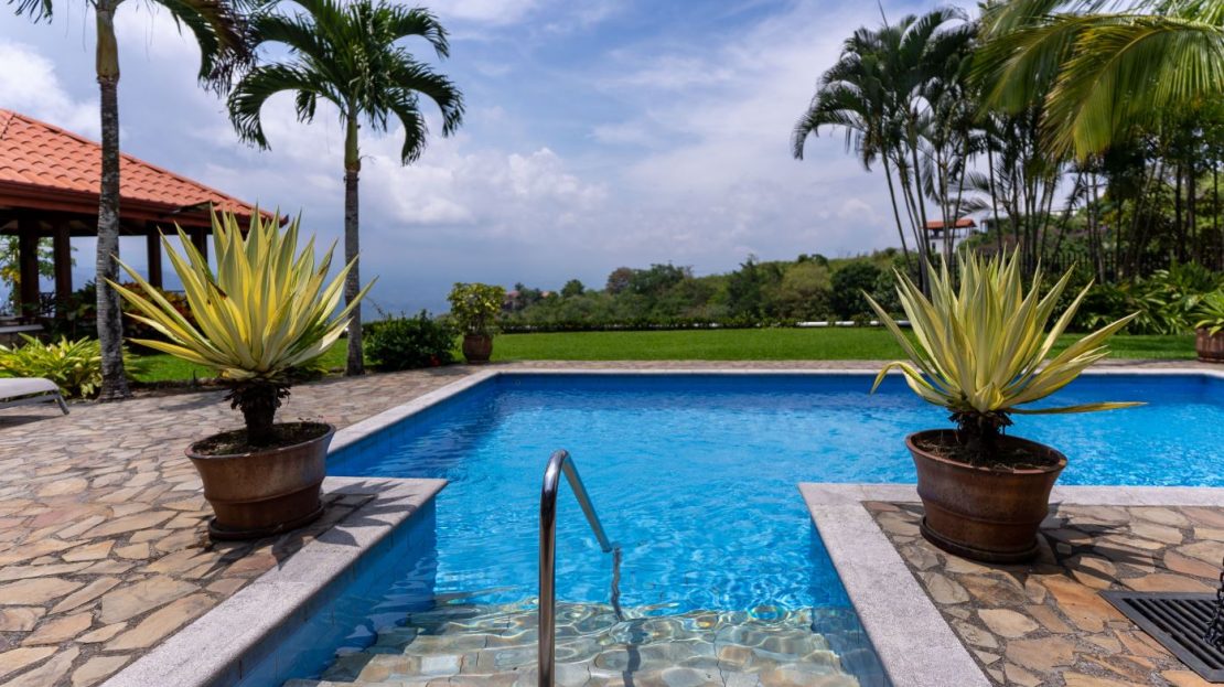 Beautiful home and guest home in mint condition in Vista Atenas