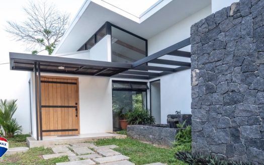 Beach Sanctuary ǀ Playa Hermosa