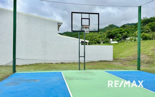 Charming Coastal Retreat: Your Dream Beach House in Arenas Herradura