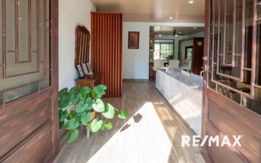 2 houses and space for a private pool near Jaco!