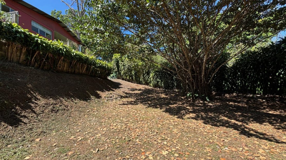 Very private and safe lot 3 minutes from Atenas Center - Barrio Jesus