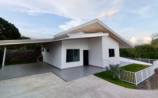 This 2 bedrooms home is convenient located just 10 minutes from Atenas