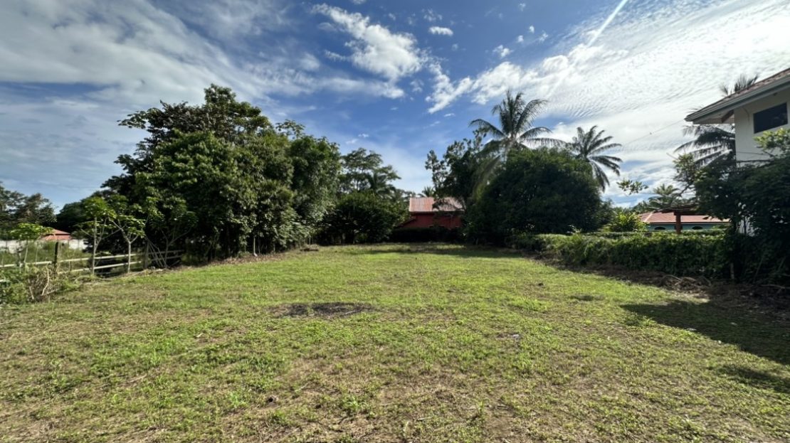 Flat lot close to the beach construction-ready