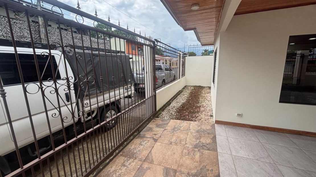 Home like new in Calle Mora next to Atenas Center