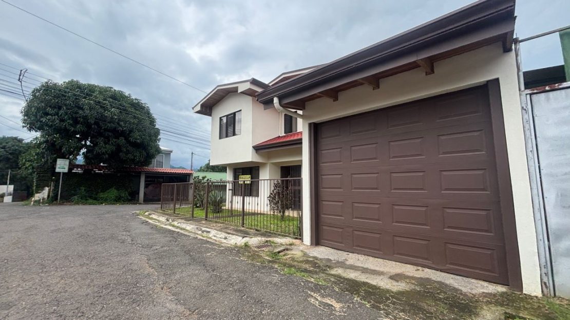 Home like new in Calle Mora next to Atenas Center