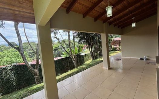 Elegant home ideal for those wanting to walk or live near Atenas Center