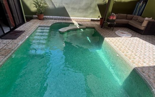 Home like new with pool in Atenas Center