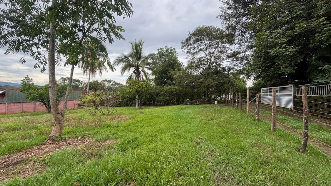 Nicely located lot in upscale neighborhood 2 min. from highway 27