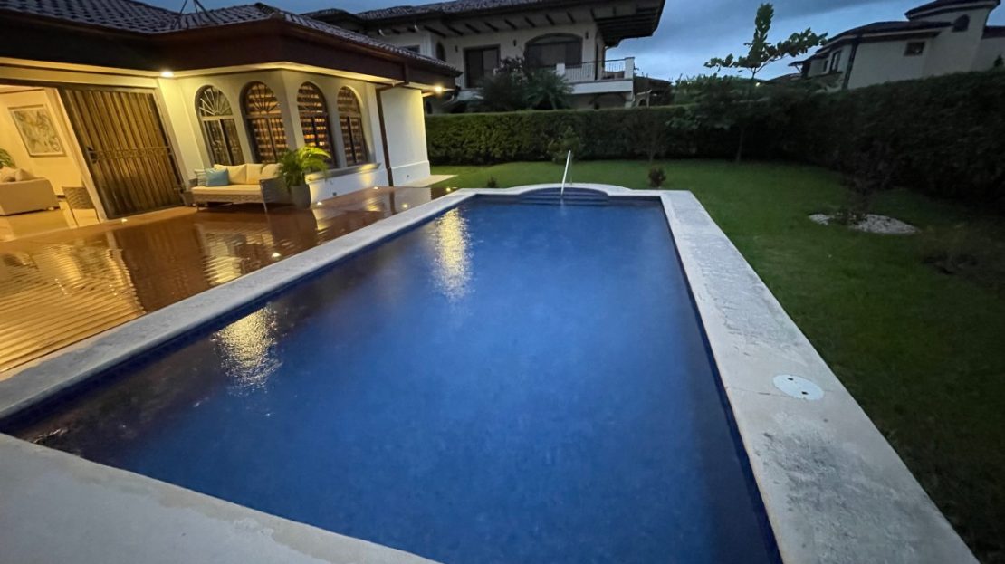 Elegant home in exclusive section Las Vueltas