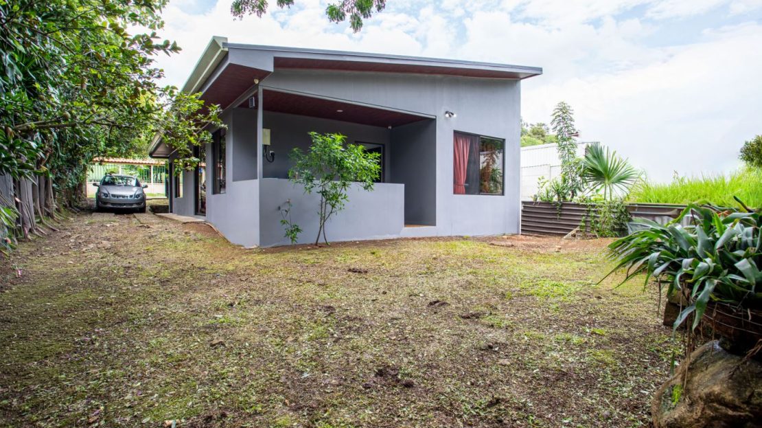 Modern designed & newer home close to Atenas Center in quiet neighborhood