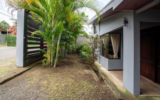 Modern designed & newer home close to Atenas Center in quiet neighborhood