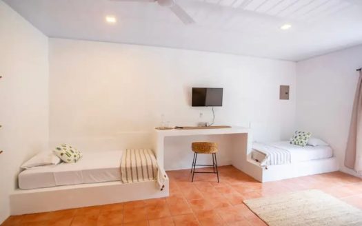 Mini hotel B&B and commerical space on the river – Dominical