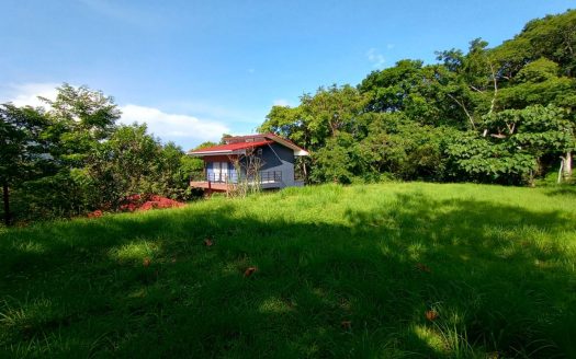 Lot in a nature area with services in Atenas