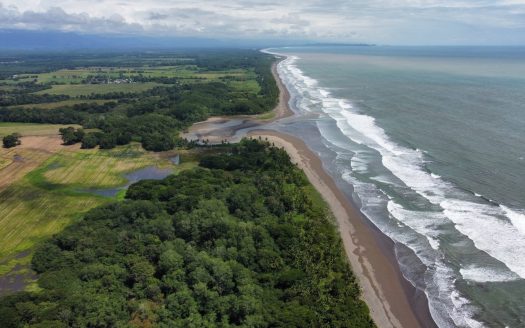 270 acres with 3 km of private beach