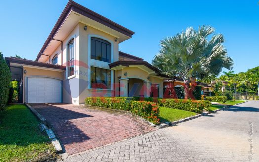 Bejuco beach spacious and cozy 4-bedroom house