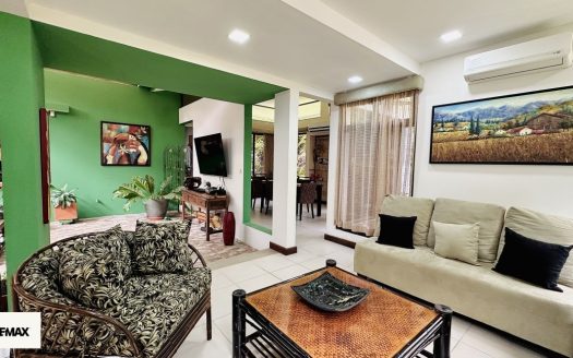 TRANQUIL PARADISE: Spacious 3-Bedroom Retreat / TARCOLES