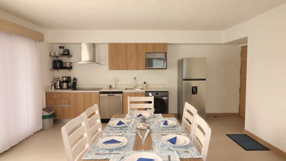 STUNNING CONDOMINIUM -MOUNTAIN-POOL VIEWS- JACO