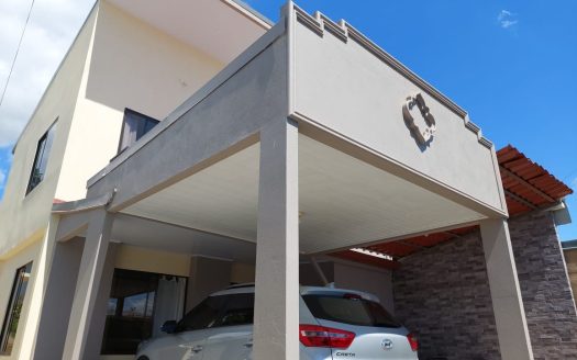 This two-story house is strategically located 11 minutes from Atenas center