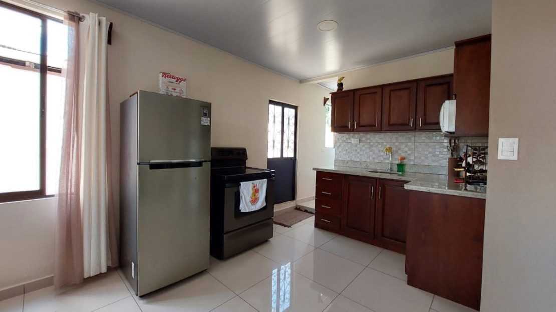 This two-story house is strategically located 11 minutes from Atenas center