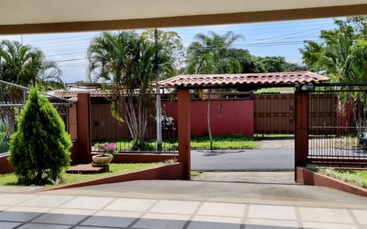 House is located in a very quiet end street just 2km from town – Owner Financing