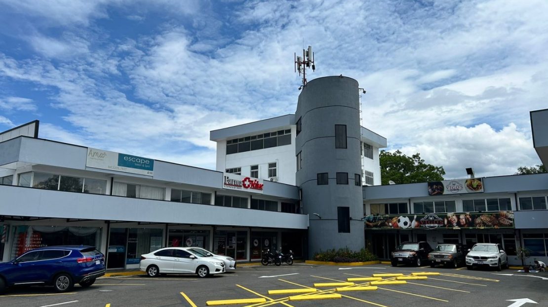 Investment Opportunity in a High-Performance Shopping Plaza!!!