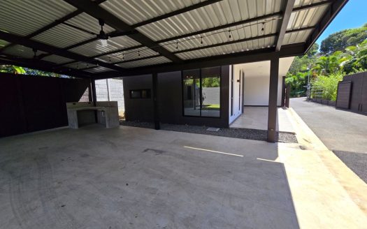 Modern designs and finishes in small Atenas private community