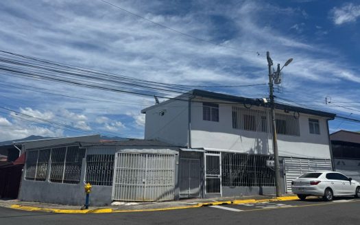 Ideal Investment: A House and 2 Apartments – Mercedes Norte