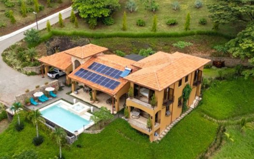 Luxury living in a farm type setting in the Atenas countryside