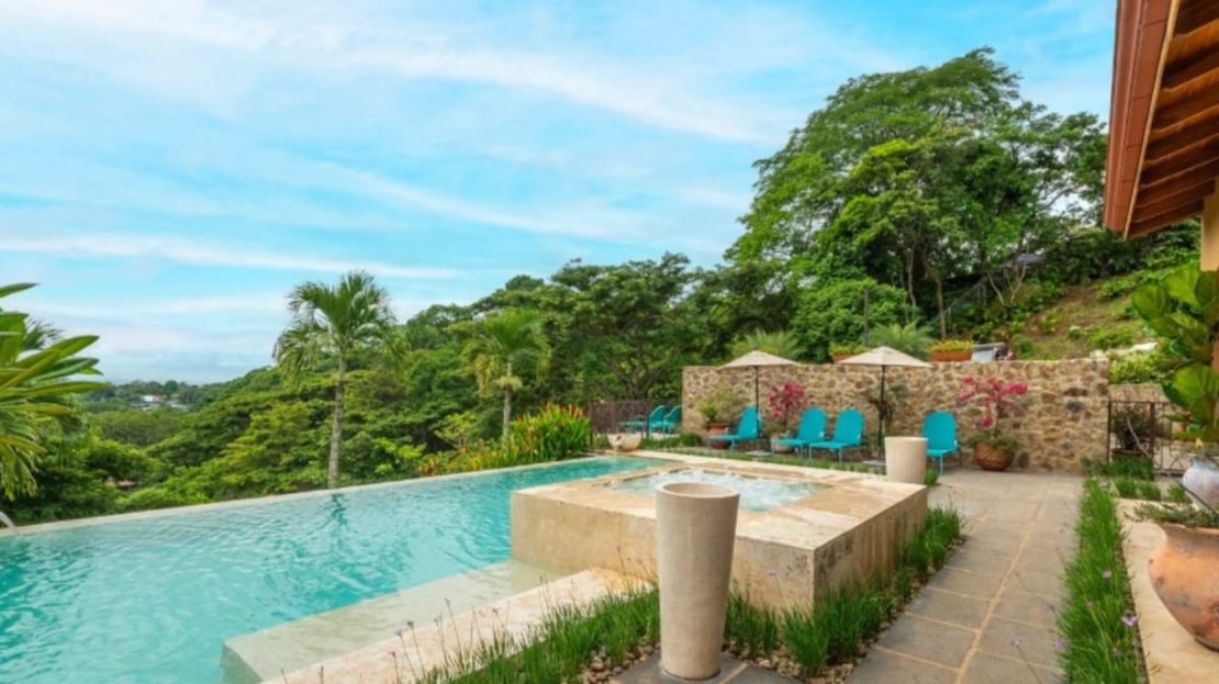 Luxury living in a farm type setting in the Atenas countryside