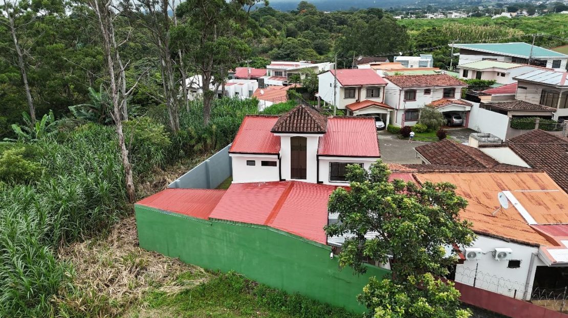 New Price - Even Better Value!  - Tranquility and Space: Elegant House in a Gated Community.