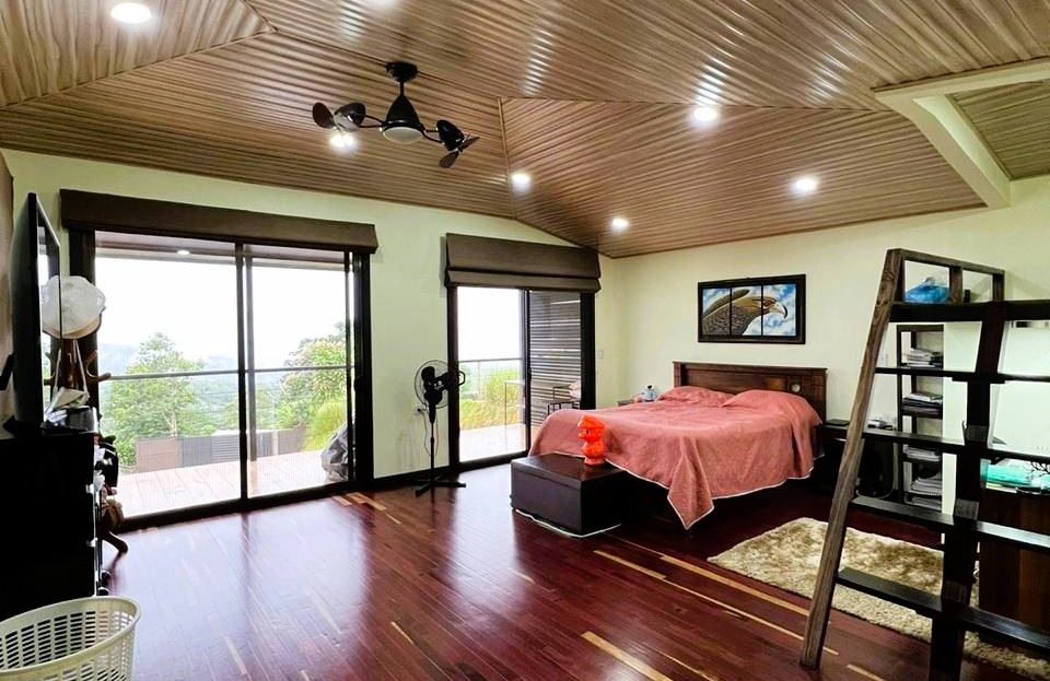 Beautiful House for Sale in the Quiet Area of Miravalles