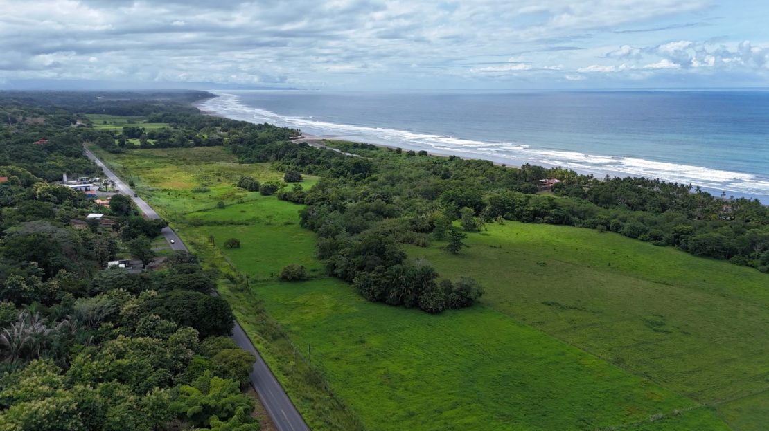 Gorgeous Mediterranean Style Spacious 3 Bd 3 Ba Villa with a private pool steps from the beach