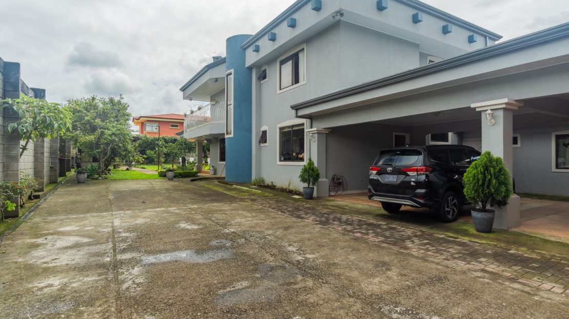 FOR SALE- TWO LEVEL HOUSE + APARTMENT