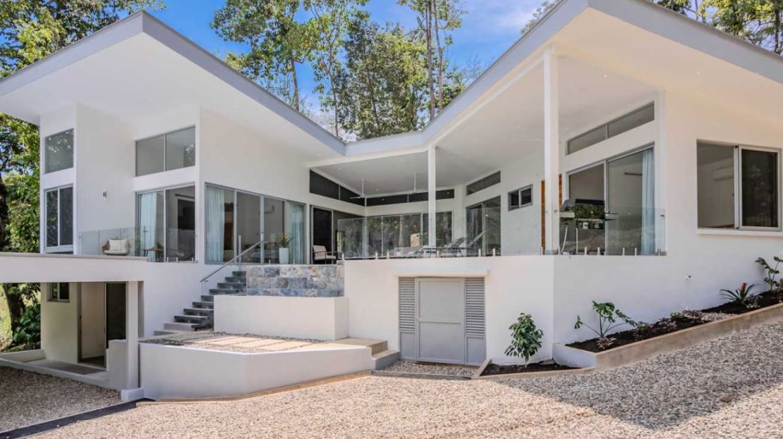 Sunny Ridge-Top 4-Bed Designer House With Unforgettable Mountain & Jungle Views