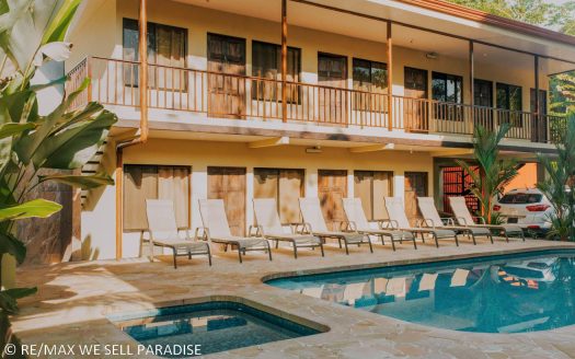 A highly-rated and high-occupancy resort with a hotel, cabins, on-site restaurant and a pool an easy 5-minute walk from PLAYA UVITA