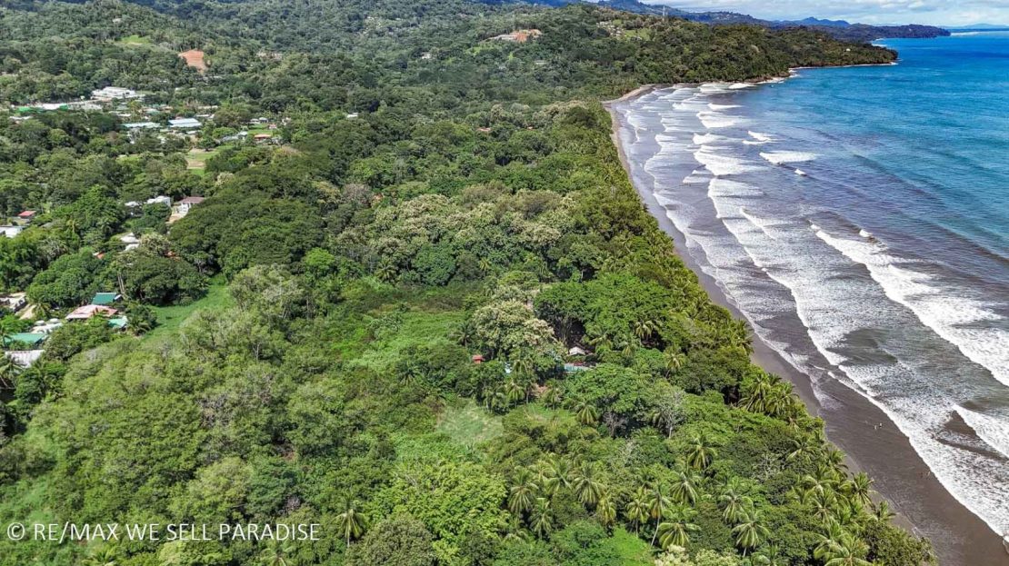 on-site restaurant and a pool an easy 5-minute walk from PLAYA UVITA